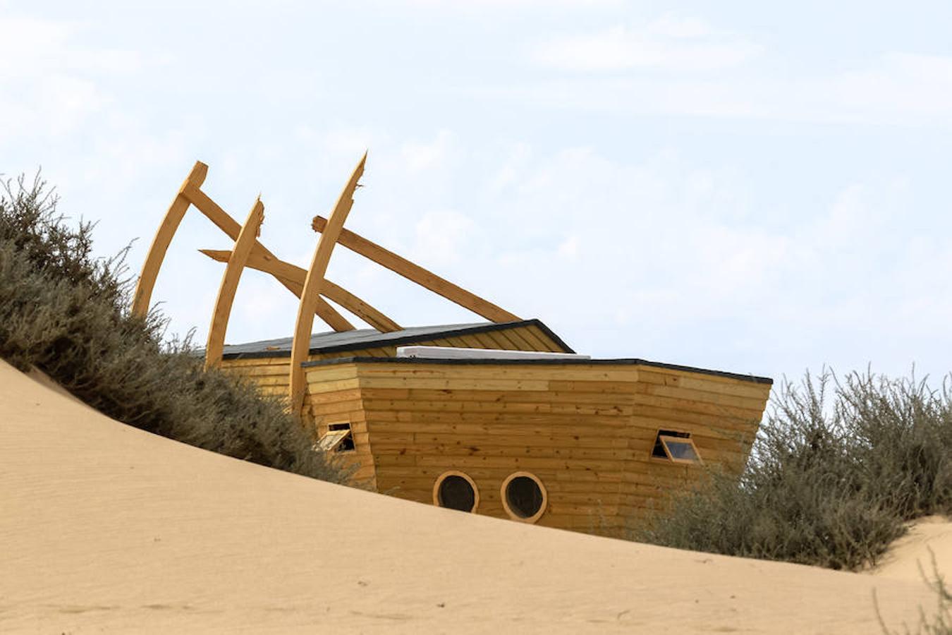 Cabañas de madera de Shipwreck Lodge. Las cabañas evocan los barcos varados entre el desierto y el océano de Namibia