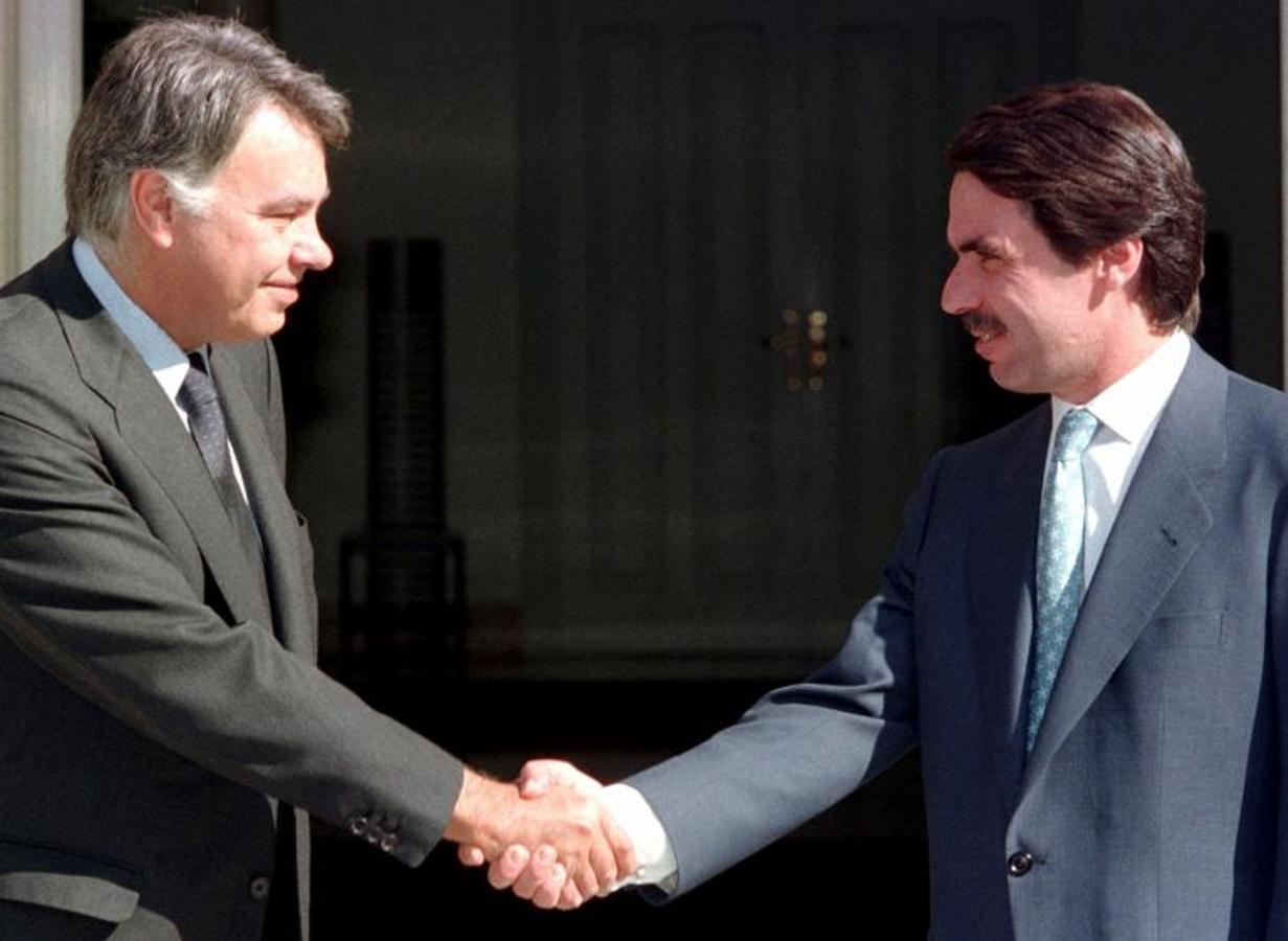 Aznar saluda a Felipe González, su rival político y antecesor en el Gobierno. 