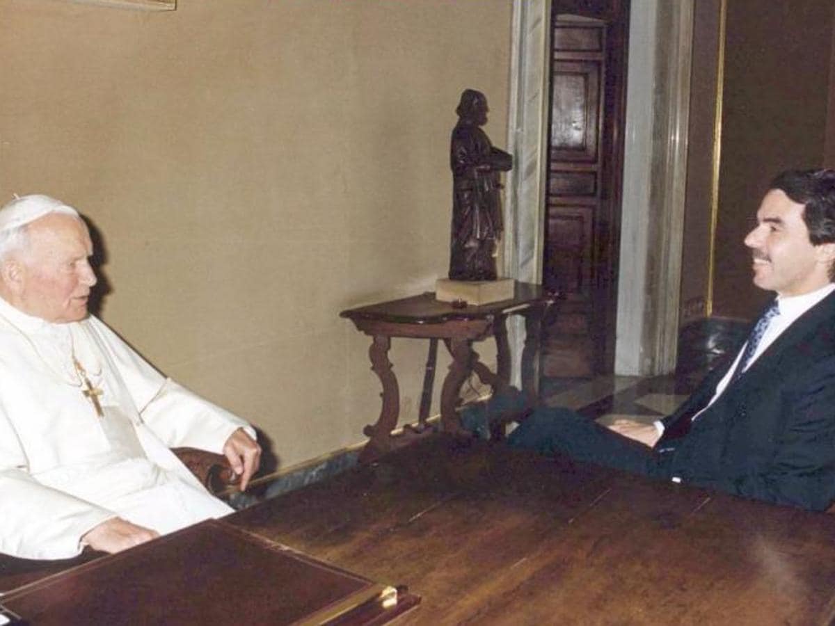 Juan Pablo II conversando con Aznar en un encuentro en el Vaticano. 