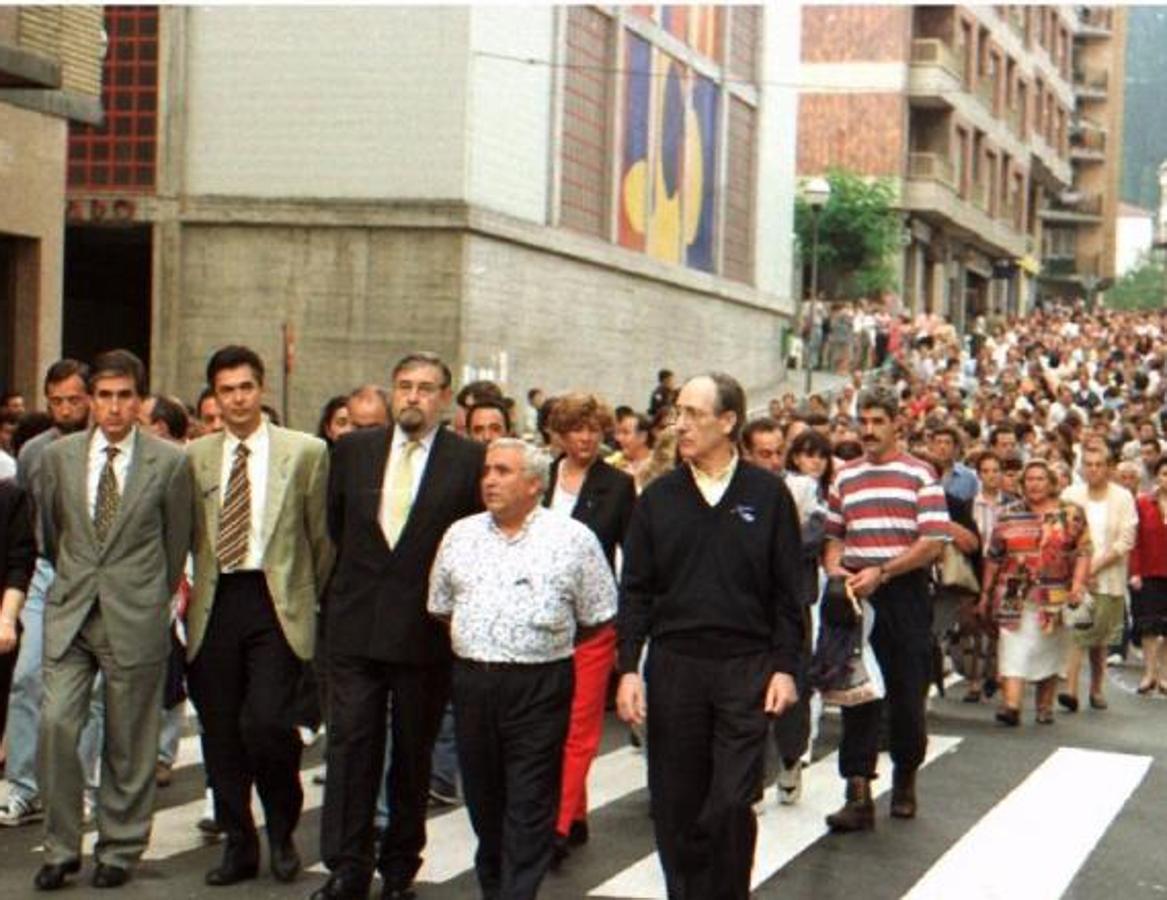 Manifestación en Ermua exigiendo la liberación de Miguel Ángel Blanco. 