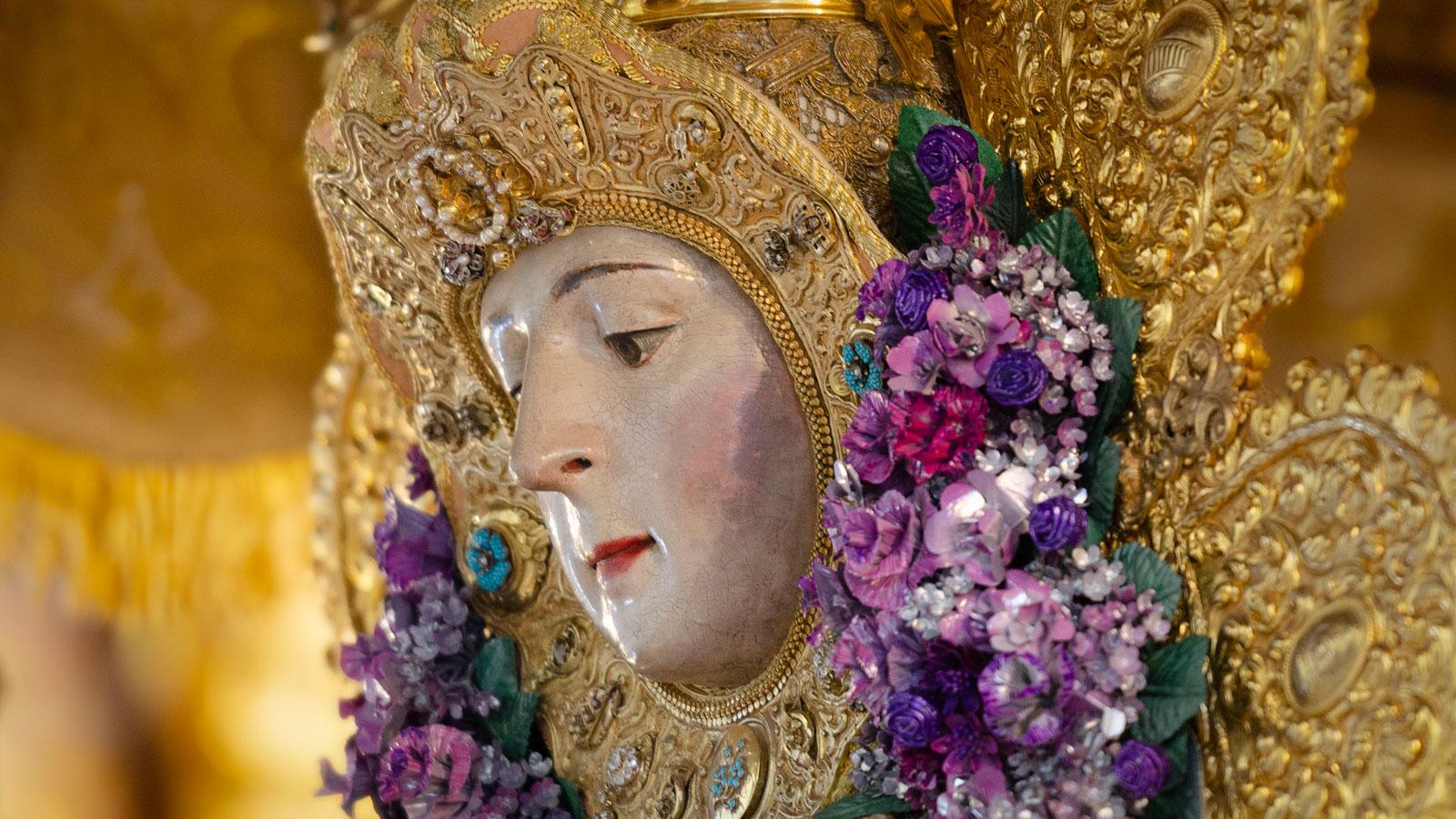 La Virgen del Rocío amanece ataviada tal y como lucía hace cien años en el día de su Coronación Canónica