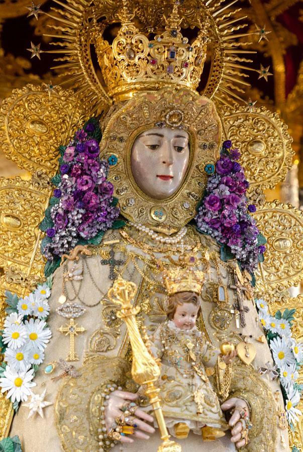 La Virgen del Rocío amanece ataviada tal y como lucía hace cien años en el día de su Coronación Canónica