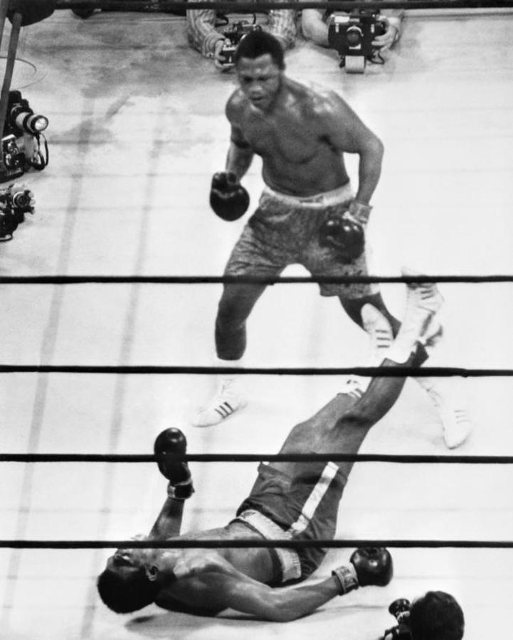 Ali ce tras un golpe de Joe Frazier, en un combate celebrado en el Madison Square Garden. 