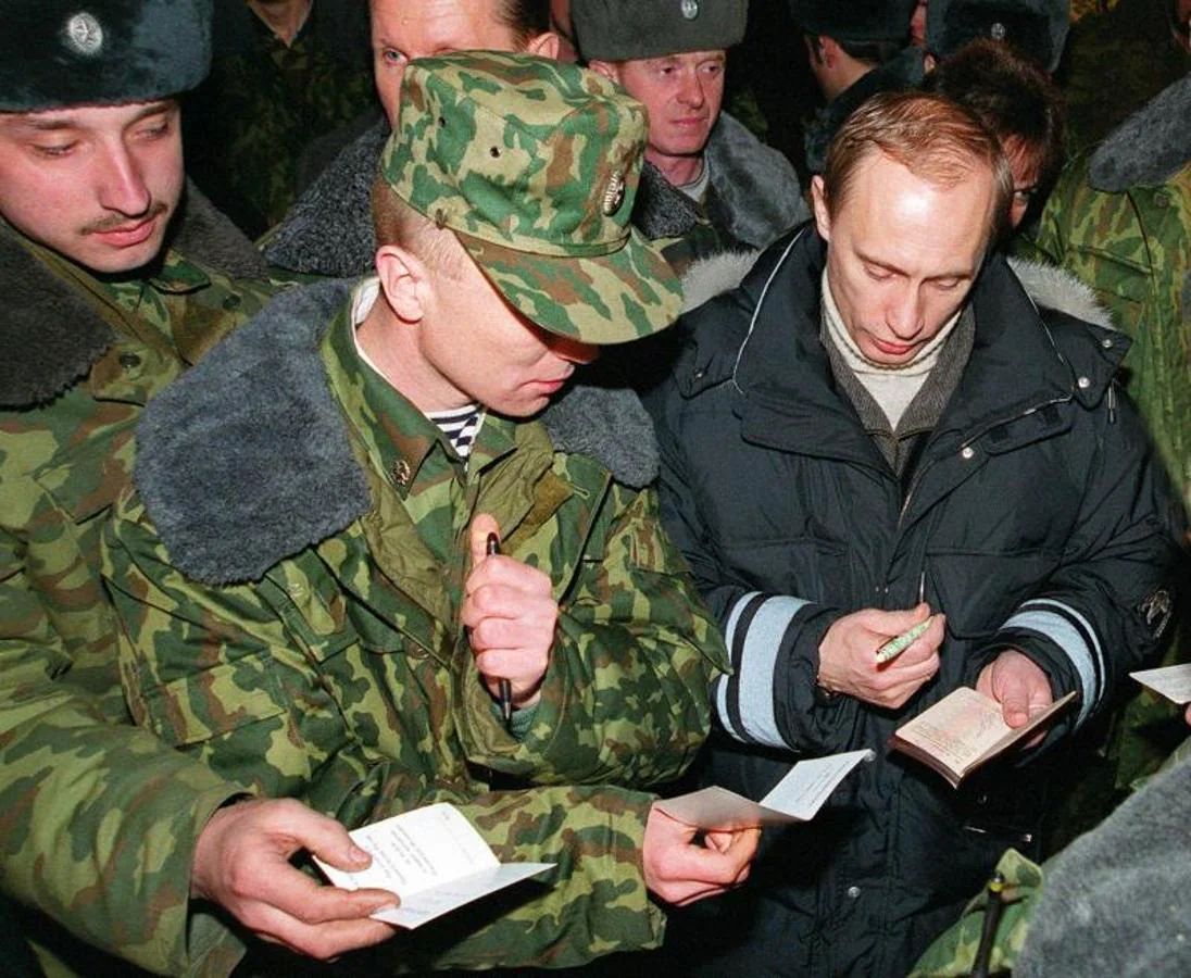 Putin firmando autógrafos a soldados rusos en Chechenia en el año 2000. 