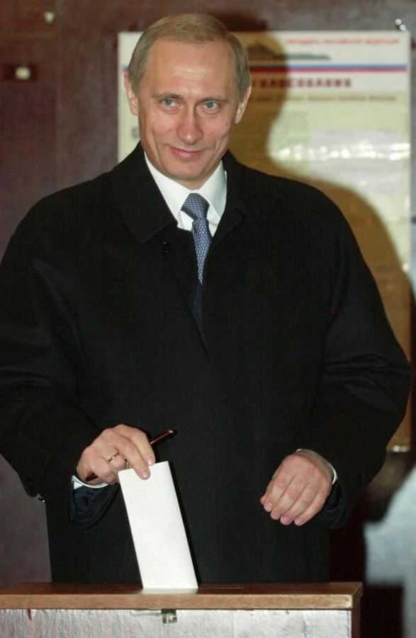 Putin votando en las elecciones rusas del año 2000. 