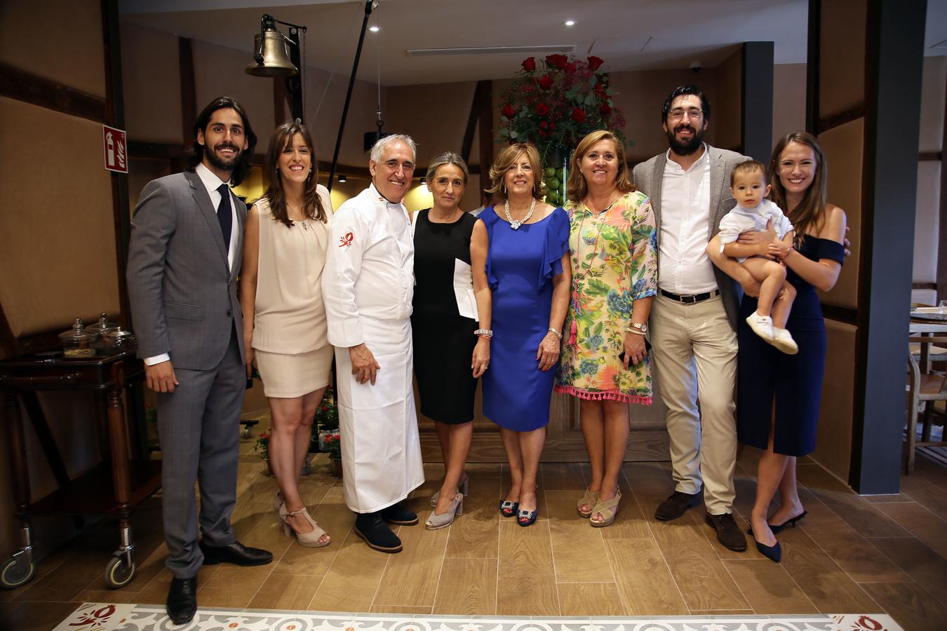 La familia Muñoz con la alcaldesa, Milagros Tolón, y la concejal Rosa Ana Rodríguez. 