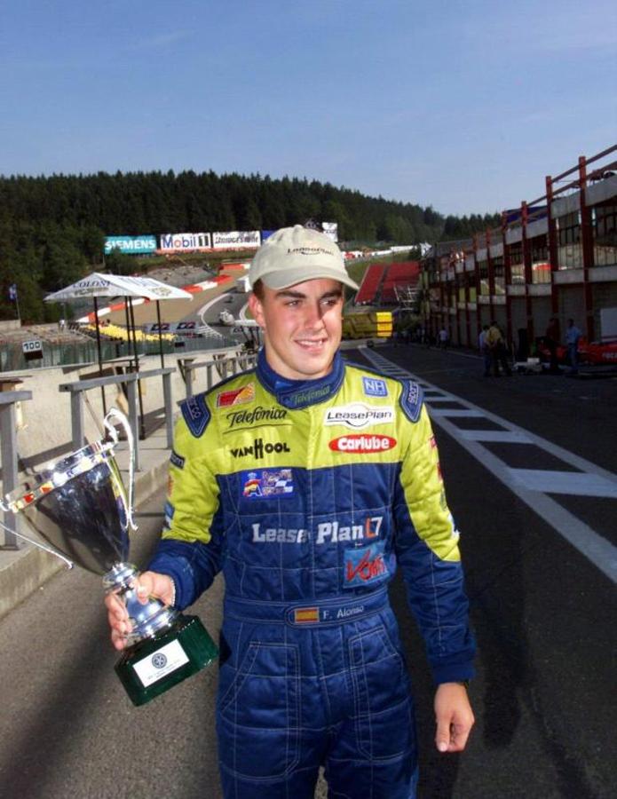 Un joven Alonso posa con su trofeo del GP de Bélgica en el año 2000. 