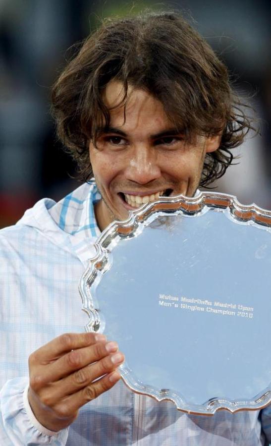 Nada muerde su trofeo del Masters de Madrid en 2010. 