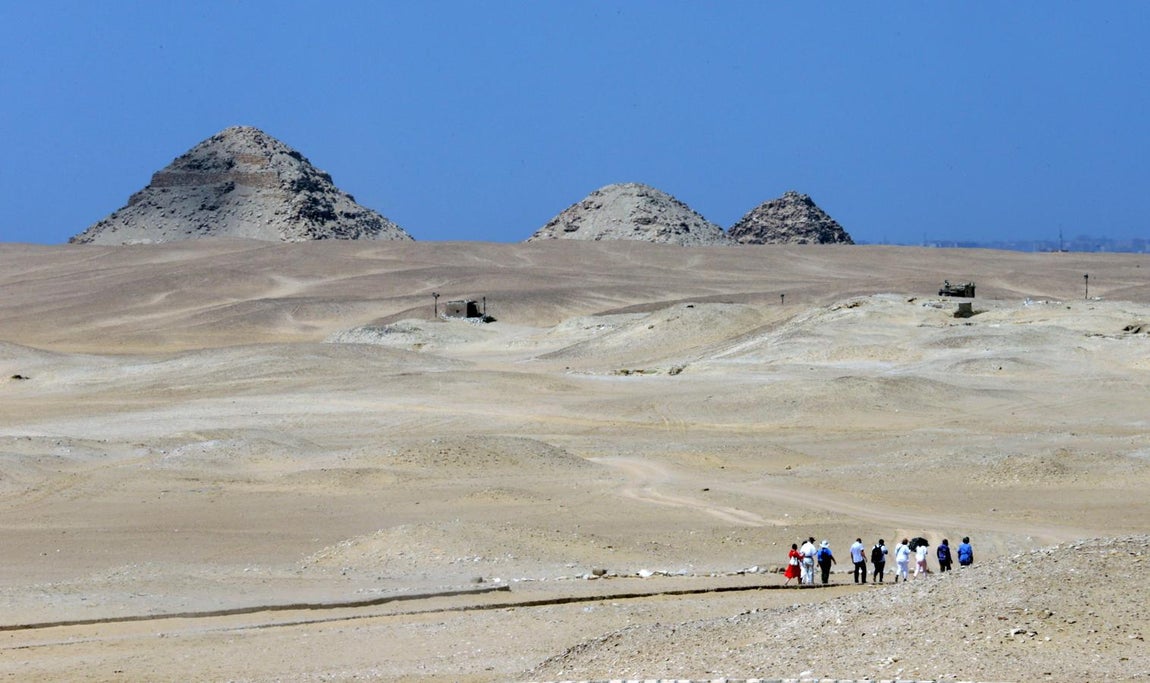 Varios turistas caminan a la tumba de Mehu. 