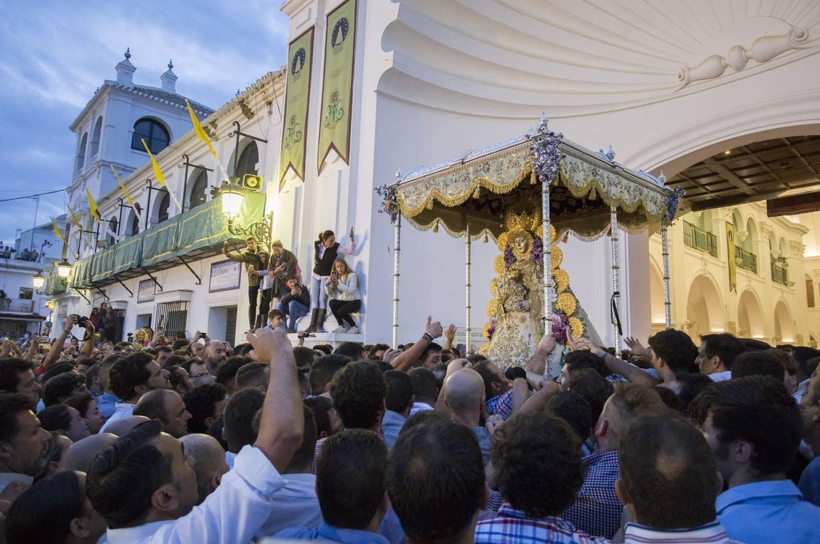 Así se ha vivido la procesión extraordinaria de la Virgen del Rocío