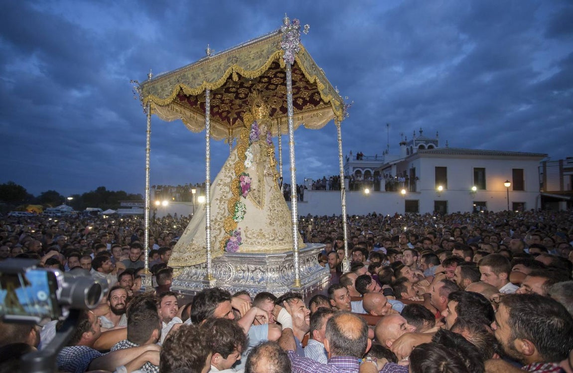 Así se ha vivido la procesión extraordinaria de la Virgen del Rocío