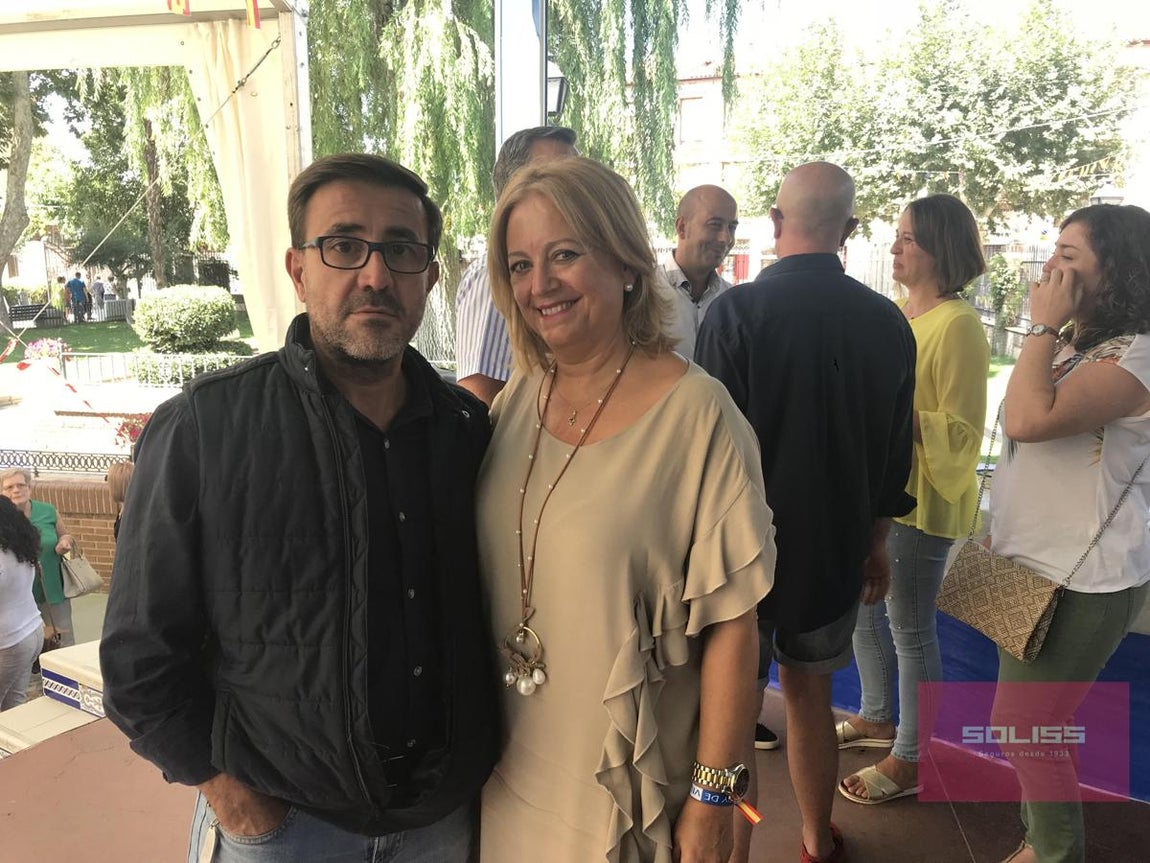 La alcaldesa, con uno de los empresarios¡. 