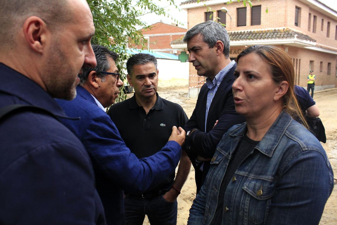 El presidente de la Diputación, Álvaro Gutiérrez, y el delegado de la Junta en Toledo, Javier Nicolás, en Cebolla. 