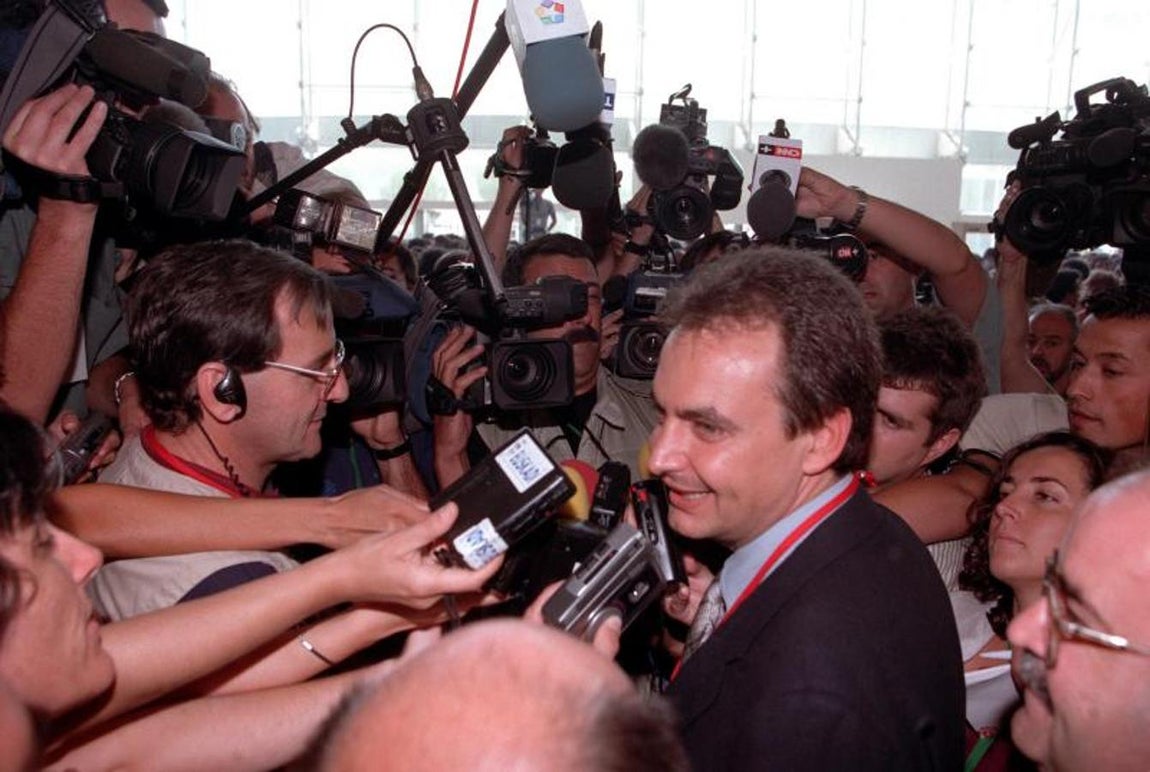 El paladín del «talante» atendiendo a los medios de comunicación. 