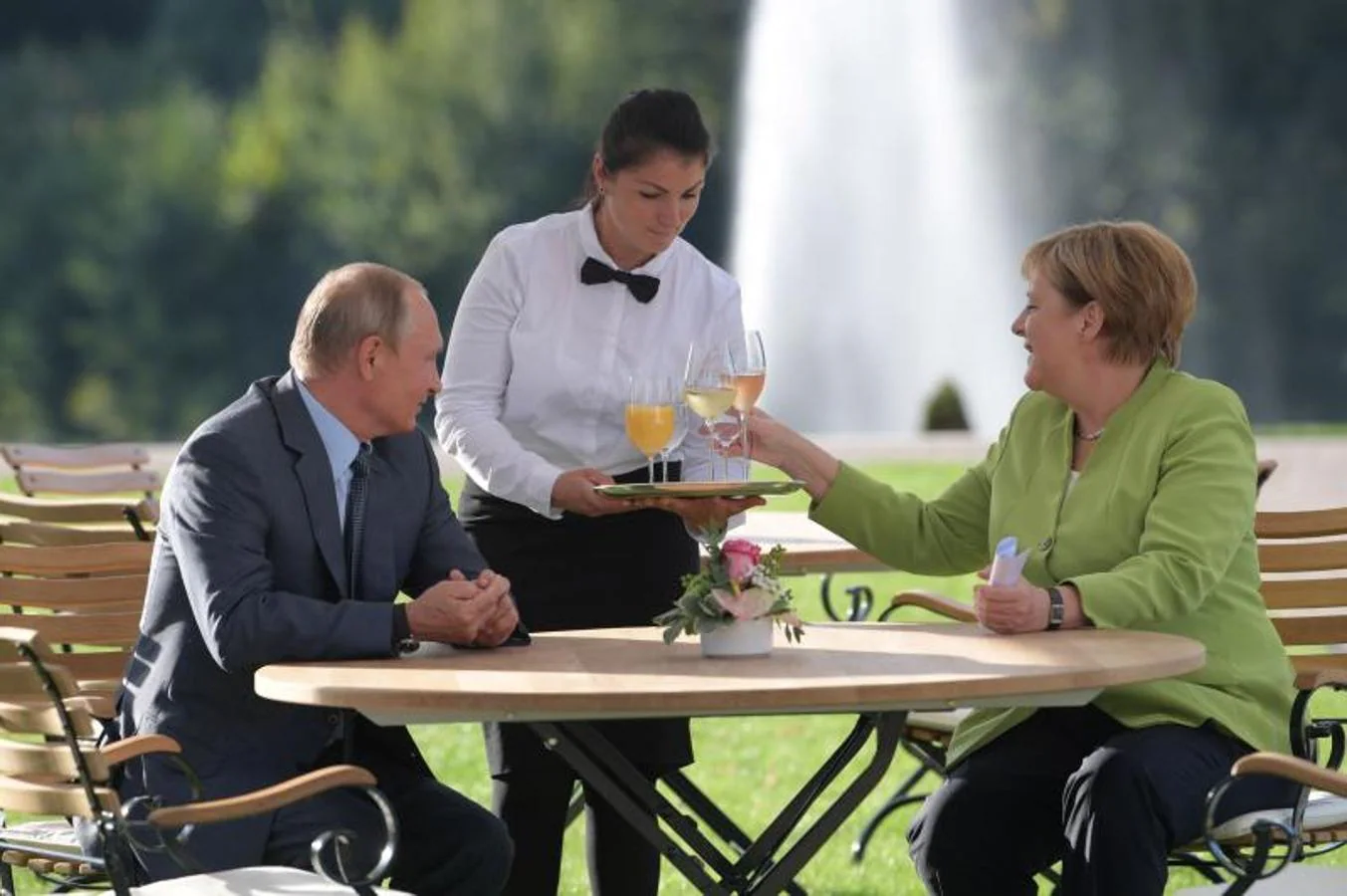 Vladimir Putin es recibido por Ángela Merkel cerca de Berlín. 