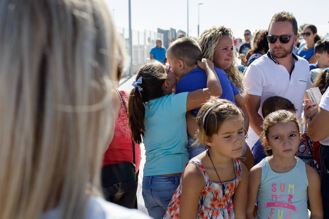 La triste vuelta al cole de Cristian, el niño de La Carlota con autismo, en imágenes