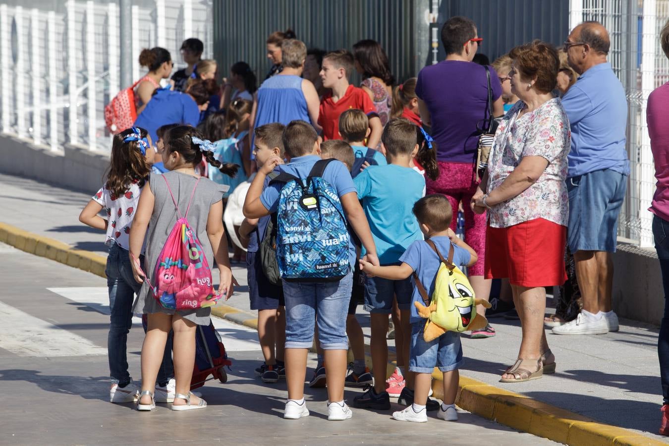 La triste vuelta al cole de Cristian, el niño de La Carlota con autismo, en imágenes