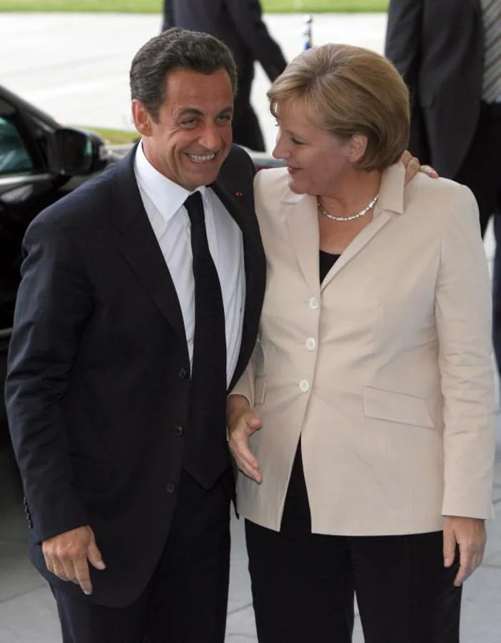 El expresidente francés Nicolás Sarkozy junto a la canciller alemana Ángela Merkel. 