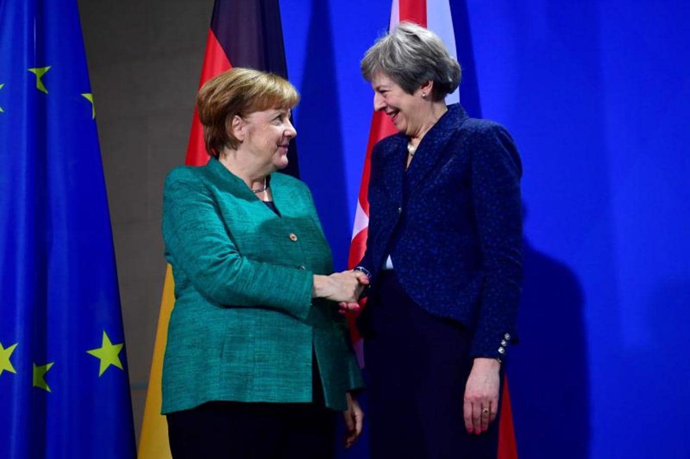 La primera ministra inglesa Theresa May saluda a Ángela Merkel. 