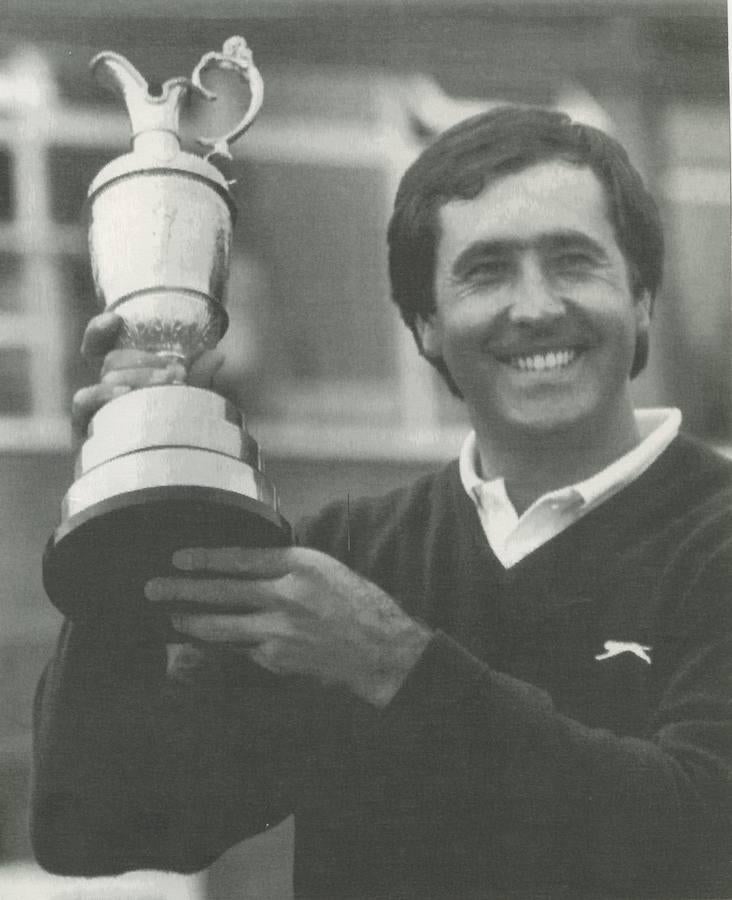 Severiano Ballesteros levanta el trofeo de ganador del Open británico.