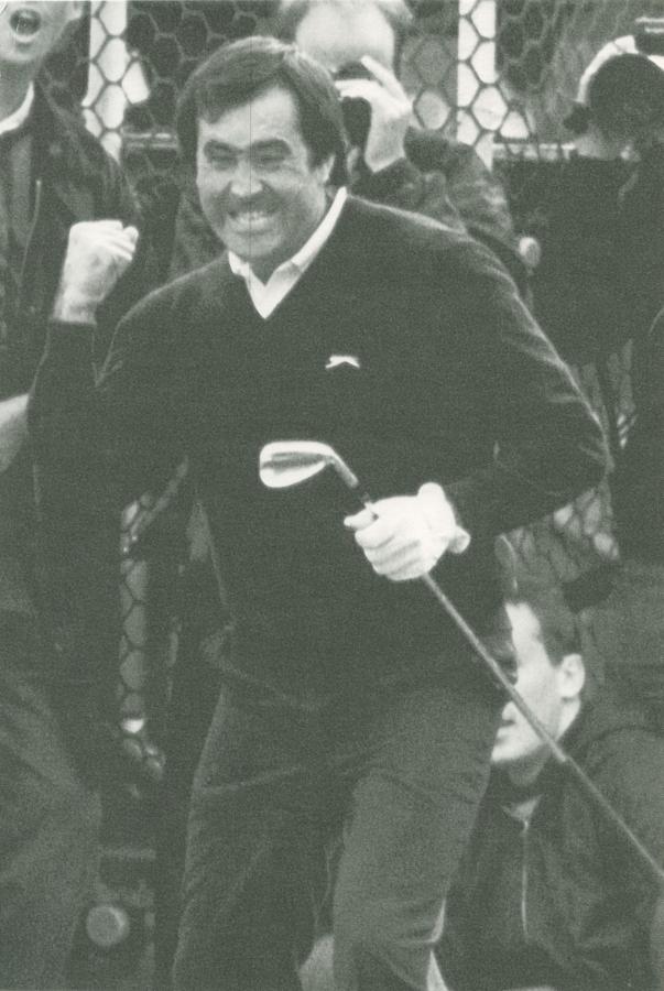 Severiano Ballesteros celebra su victoria en el Open Británico, que ganó once bajo par