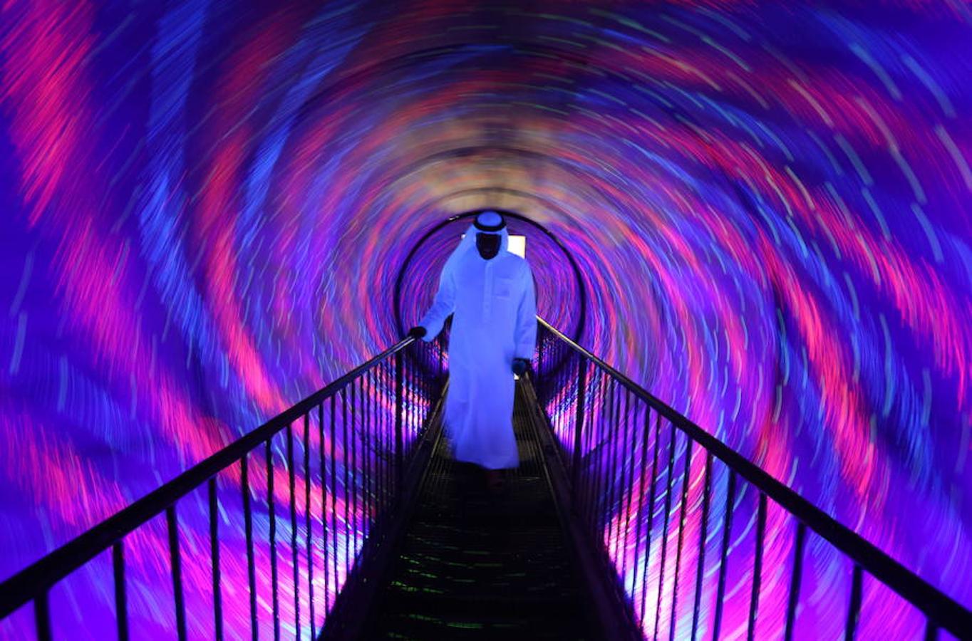 La sede de Emiratos Árabes también cuenta con el túnel «Vorte», un cilindro giratorio que engaña al cerebro y pone a prueba el equilibrio de las personas que caminan sobre él. 