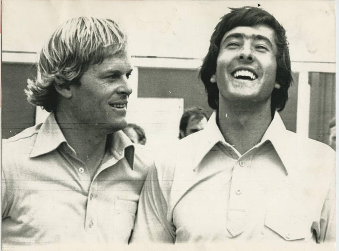 Severiano Ballesteros sonríe junto a Johnny Miller
