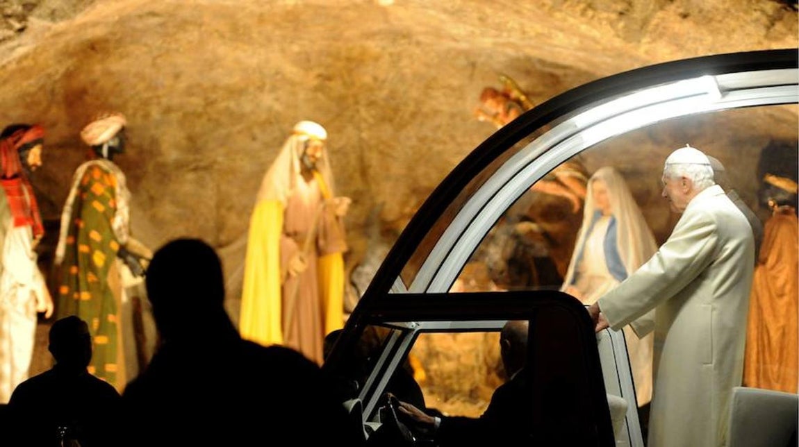 El Papa Benedicto XVI llega al rezo frente a la cuna de Navidad en la Plaza de San Pedro