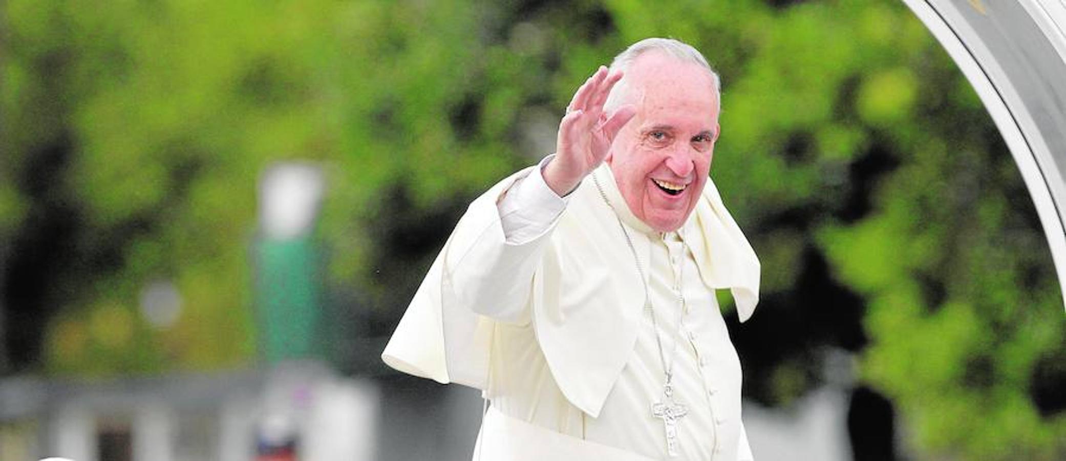 El papa Francisco saluda a los cubanos desde su papamóvil