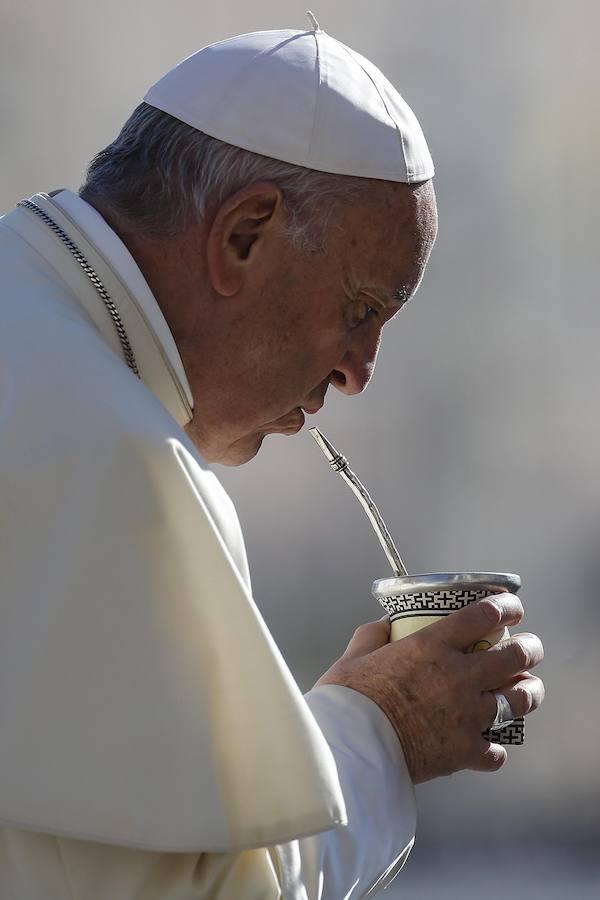 El papa Francisco toma mate durante su audiencia general en la Plaza de San Pedro del Vaticano