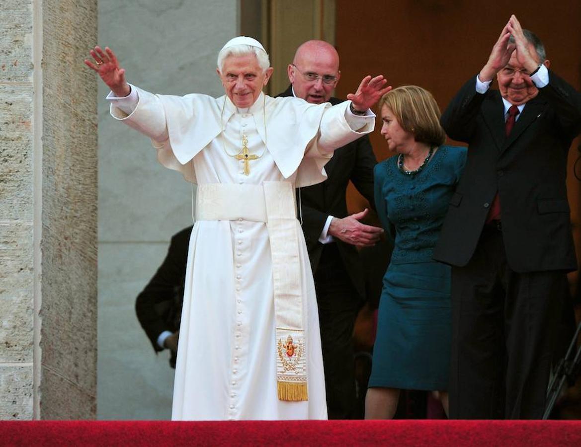 El papa Benedicto XVI recibiendo al presidente cubano Raúl Castro