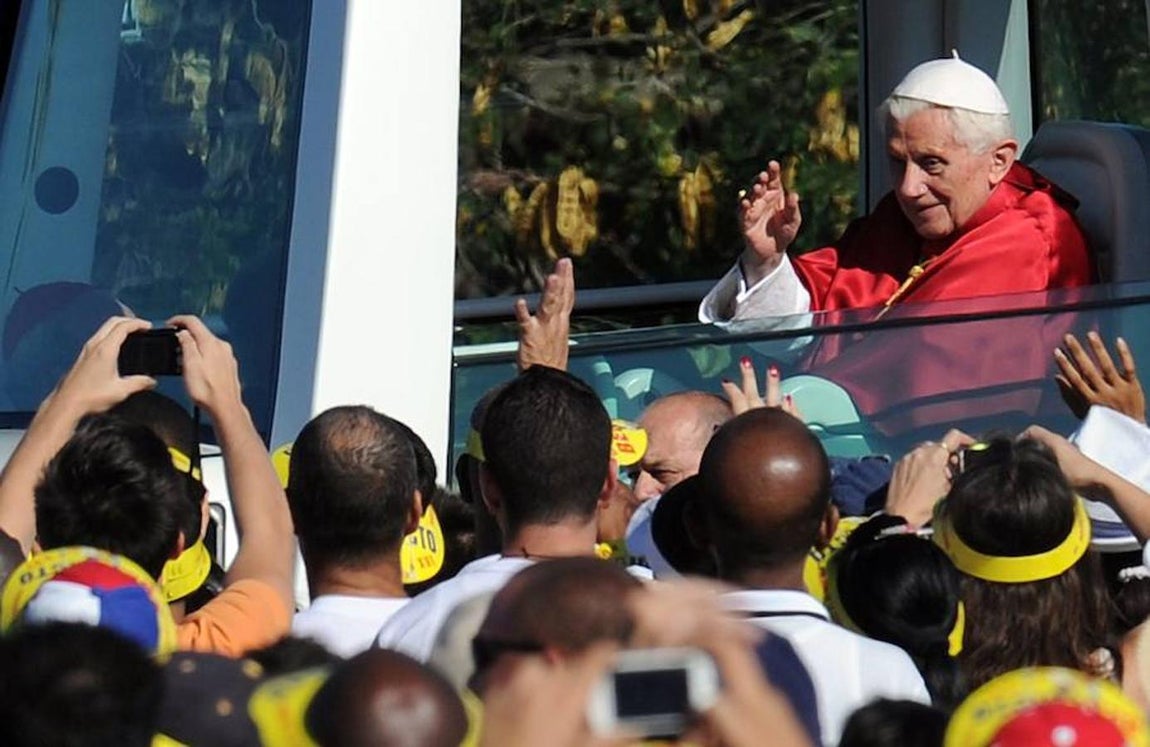 El papa Benedicto XVI saluda a los fieles desde su coche