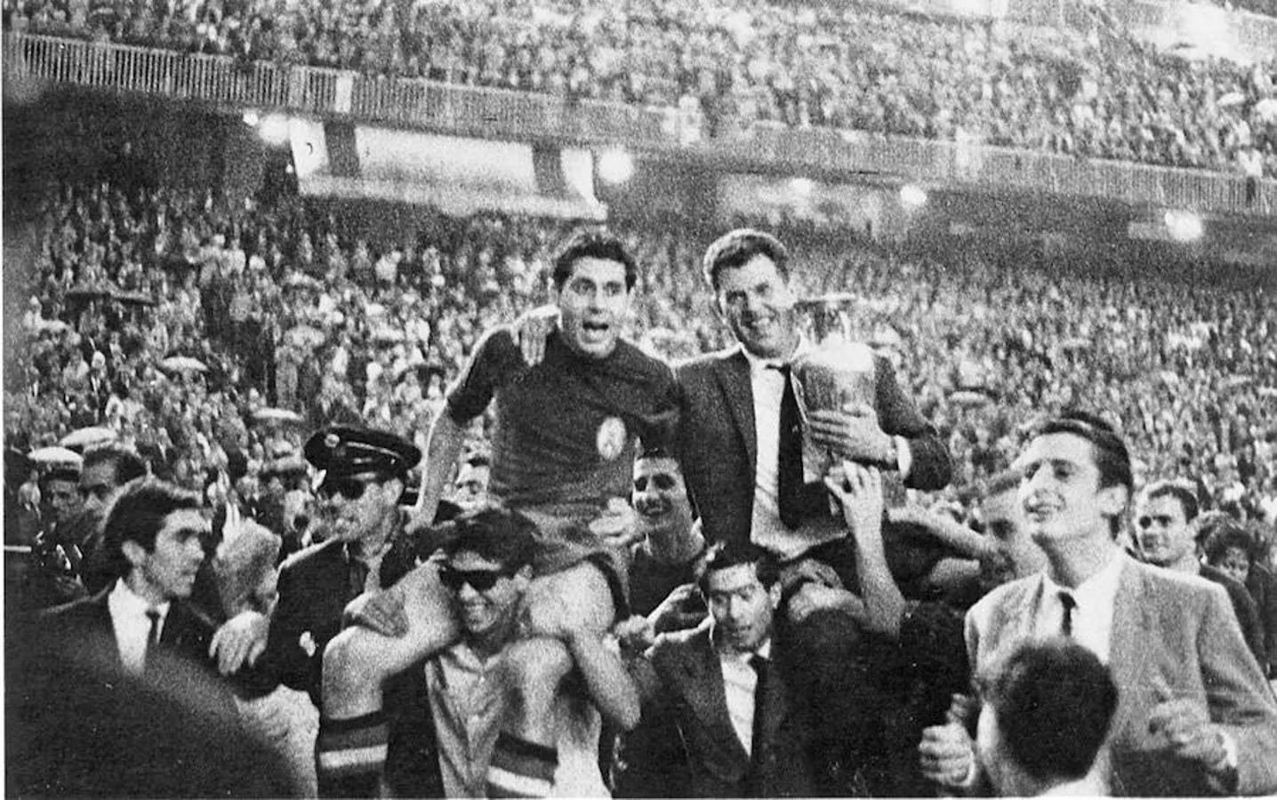 El central Olivella y el entrenador Pepe Villalonga de la Selección de España de fútbol son llevados a hombros tras ganar la primera Eurocopa en junio de 1964