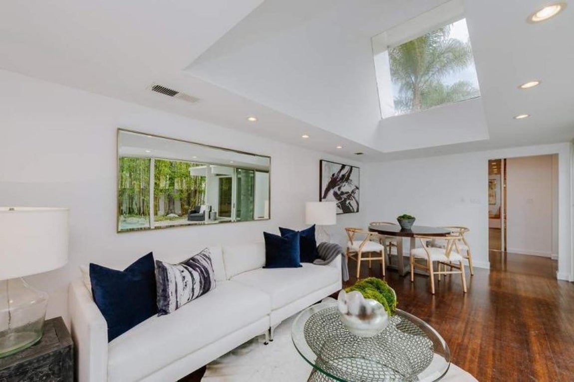 Sala de estar. Tiene una pequeña sala de estar frente a la piscina, perfecta para reuniones