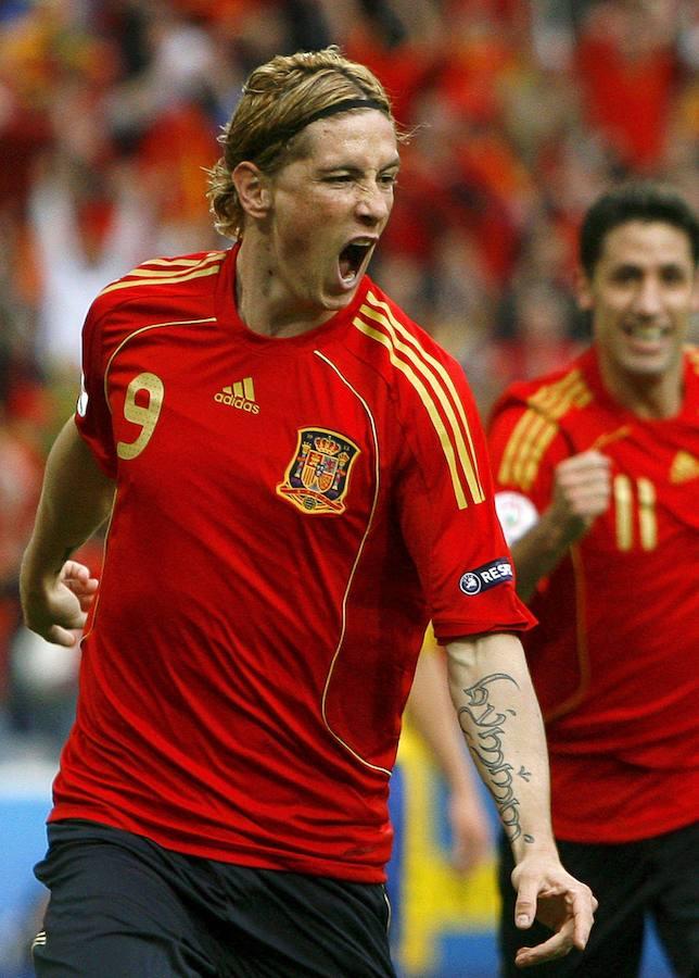El delantero de la selección española Fernando Torres celebra el gol conseguido contra Suecia, durante el partido del grupo D de la Eurocopa 2008. Después llegaron las victorias ante italia, Rusia y Alemania en la final para iniciar una etapa de gloria sin precedentes