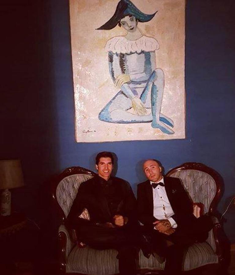 Relax. Los dos hermanos, posando en el lobby de La Pizana