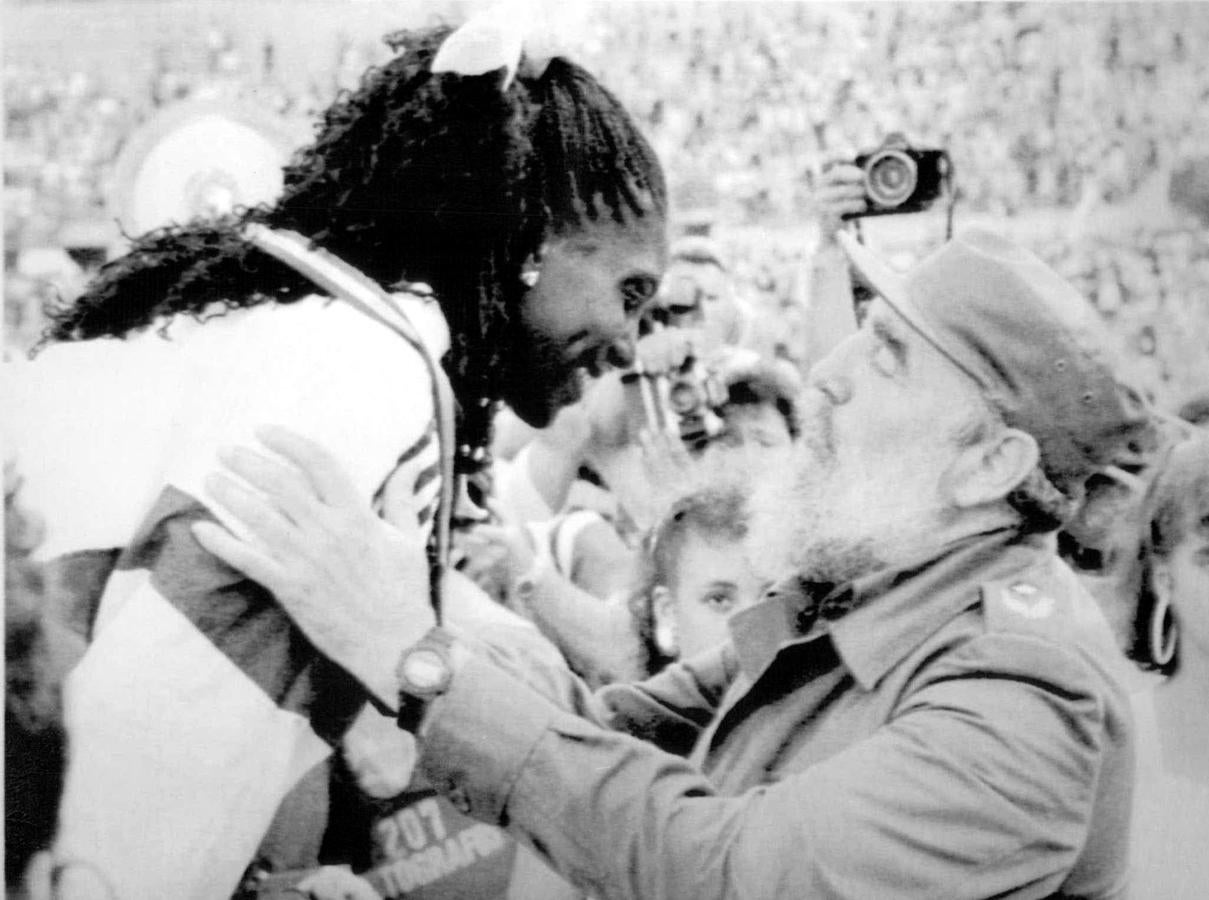 Fidel Castro besa a la cubana Liliana Allen tras haber conseguido la medalla de oro de atletismo en la final de los 100 metros lisos, en 1991.