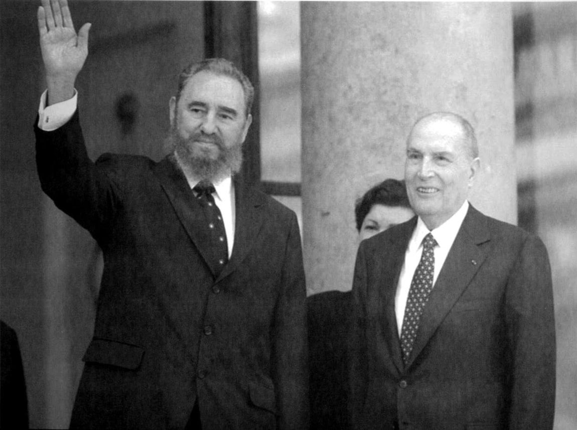Fidel Castro, acompañado del presidente francés Francois Mitterrand, saluda desde la entrada del Palacio del Elíseo, en el pirmero de tres días que visitó Francia