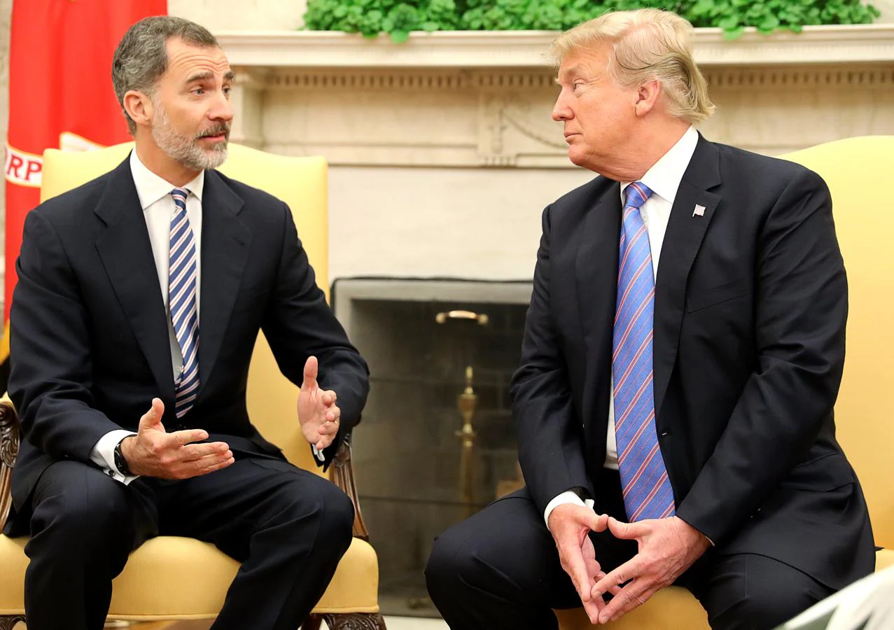 El presidente de los Estados Unidos, Donald Trump, escucha al rey Felipe VI de España durante su reunión en la Oficina Oval en la Casa Blanca en Washington, EE.UU., el 19 de junio de 2018.