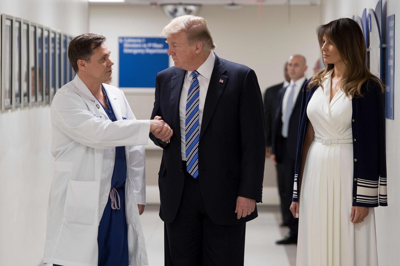 El presidente de EE. UU., Donald Trump, estrecha la mano del doctor Igor Nichiphorenko (izq.) Junto a la primera dama Melania Trump durante su visita al personal del hospital Broward Health North Pompano Beach, Florida, el 16 de febrero de 2018.