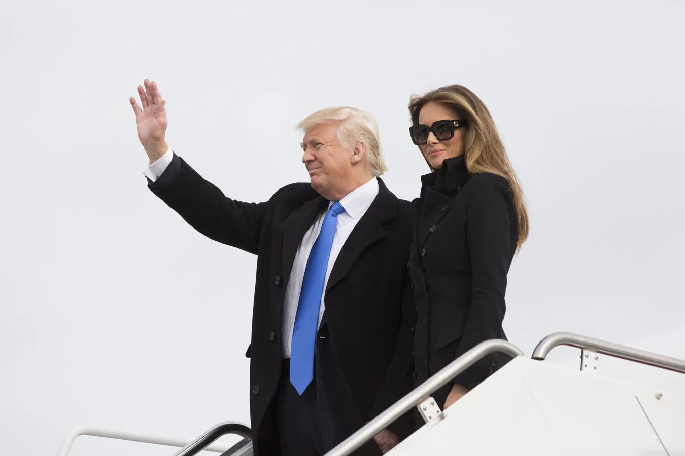 El presidente electo estadounidense, Donald Trump (i), y su mujer, Melania Trump (d), desembarcan de un avión militar en la base aérea de Andrews en Maryland a las afueras de Washington (Estados Unidos) el 19 de enero de 2017.