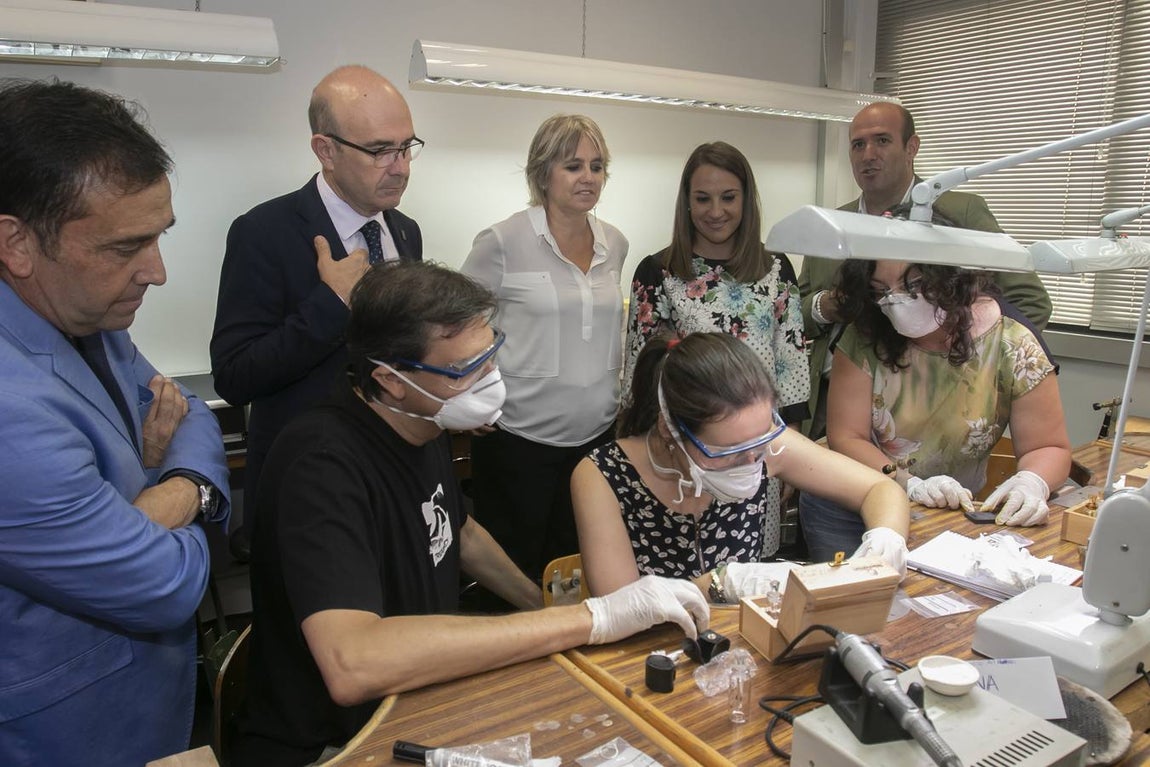 La visita de Rosa Tous a la Escuela de Joyería de Córdoba, en imágenes