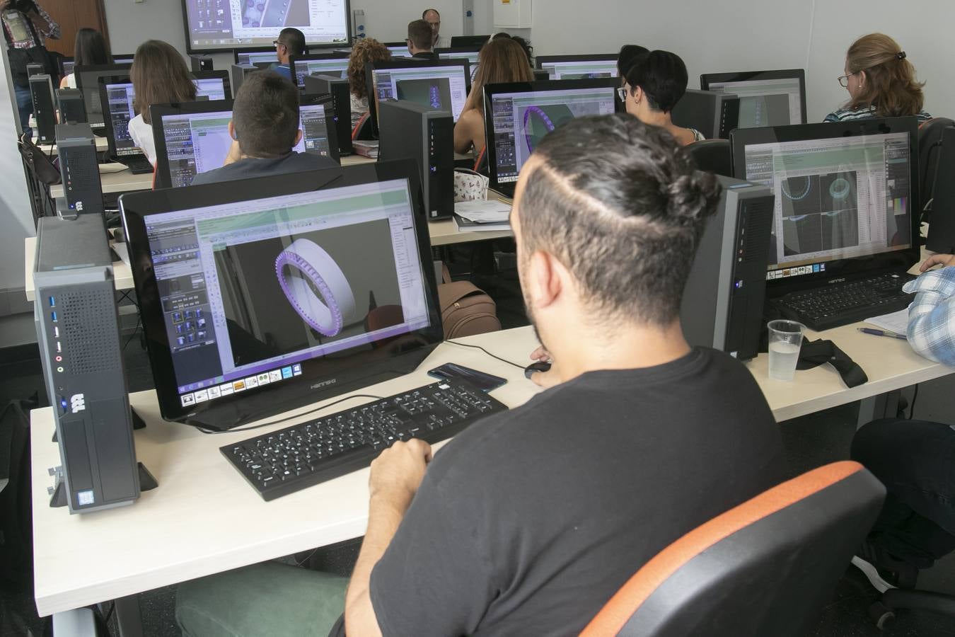 La visita de Rosa Tous a la Escuela de Joyería de Córdoba, en imágenes