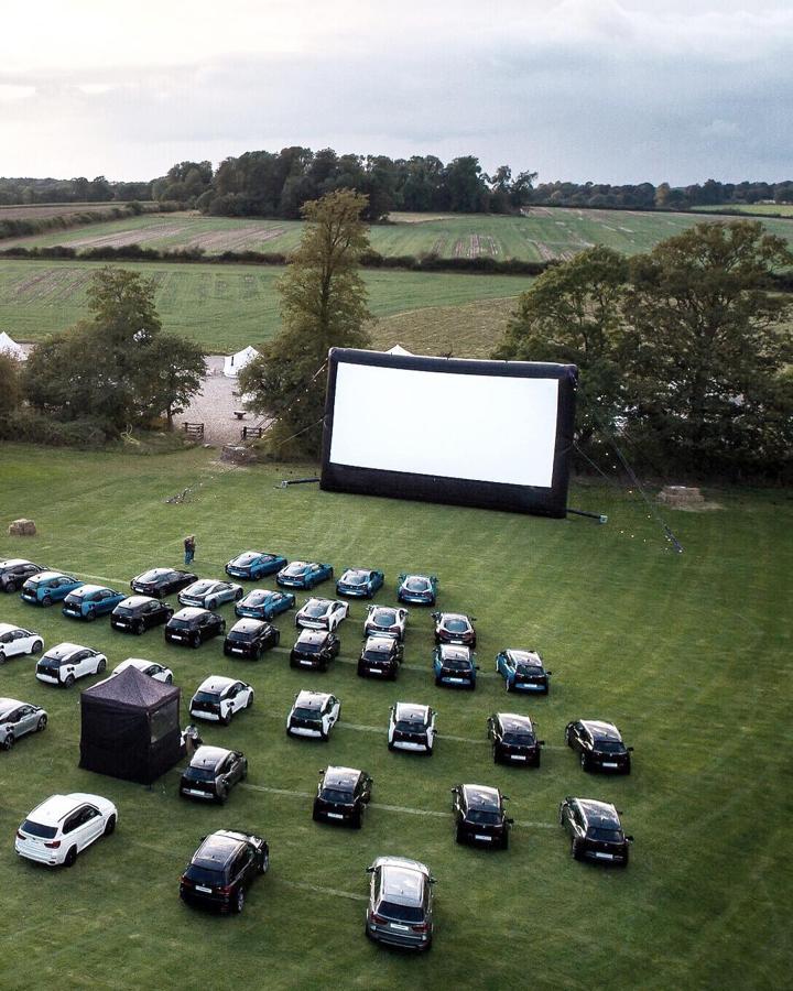 Cine. Durante los meses más fríos, los miembros podrán disfrutar del visionado de sus películas favoritas en un cine con estética de principios de siglo: terciopelo rojo y madera y techos altos y cómodas butacas. En verano se proyectan también «a la americana» en el cine de verano