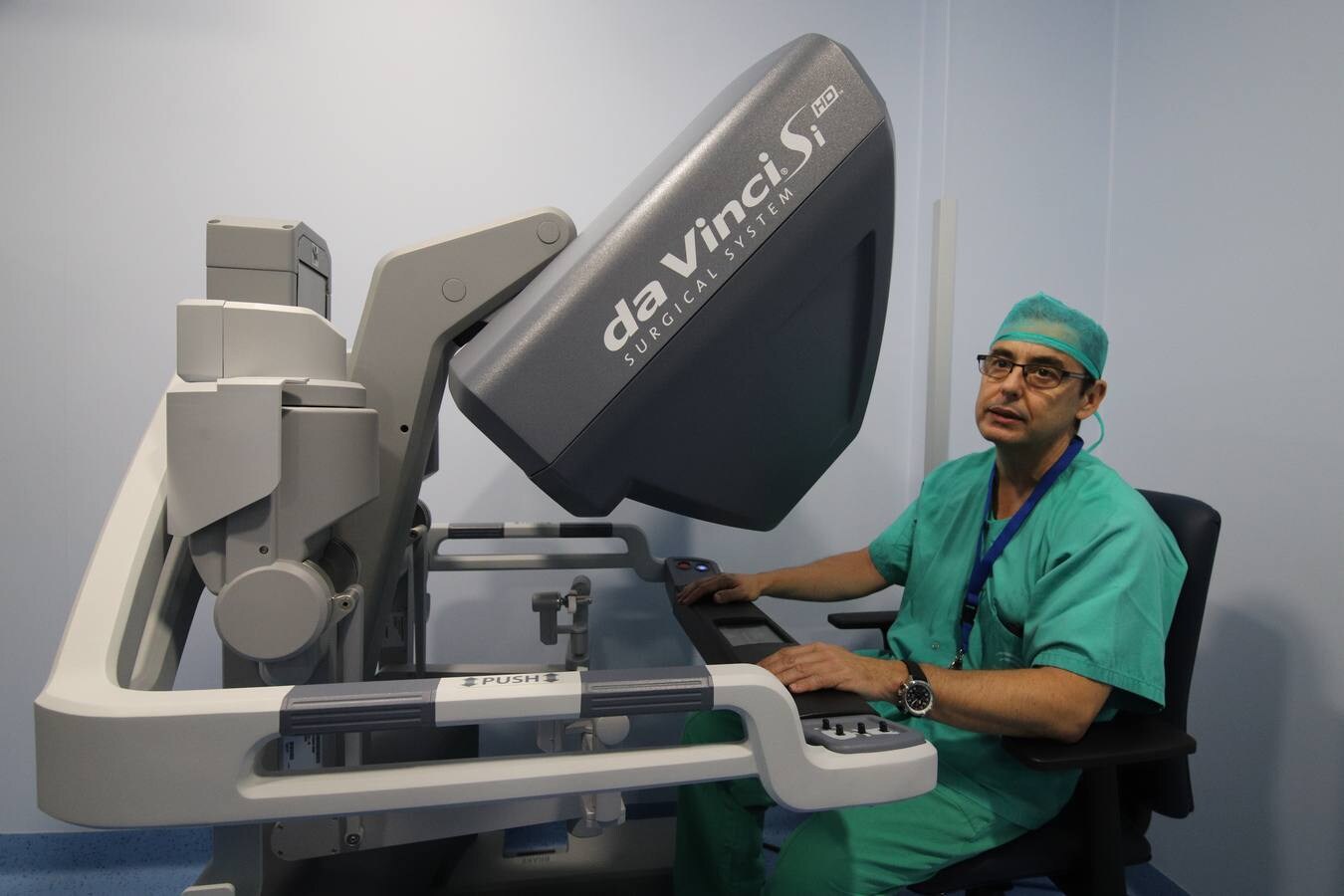 El nuevo robot Da Vinci para intervenciones quirúrgicas, en imágenes