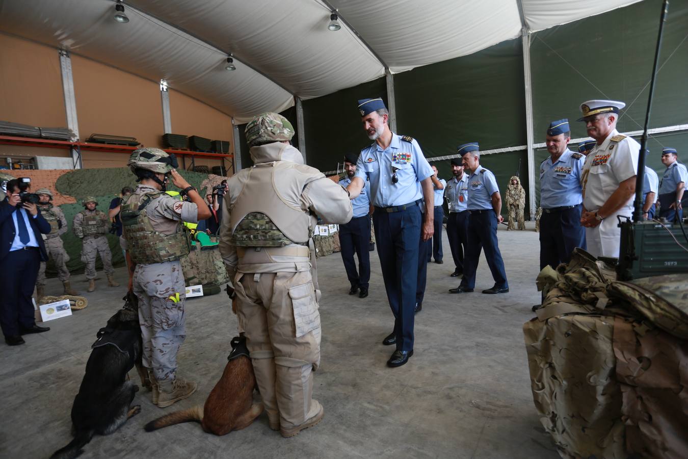 En imágenes, visita del Rey Felipe VI a la base de Morón