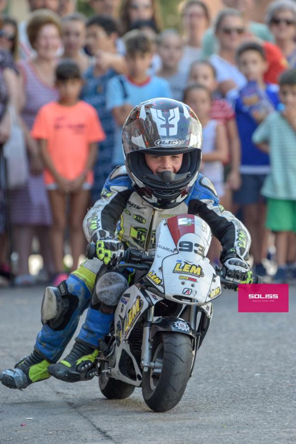 Exhibición del moto club Dara con los más pequeños de Pantoja