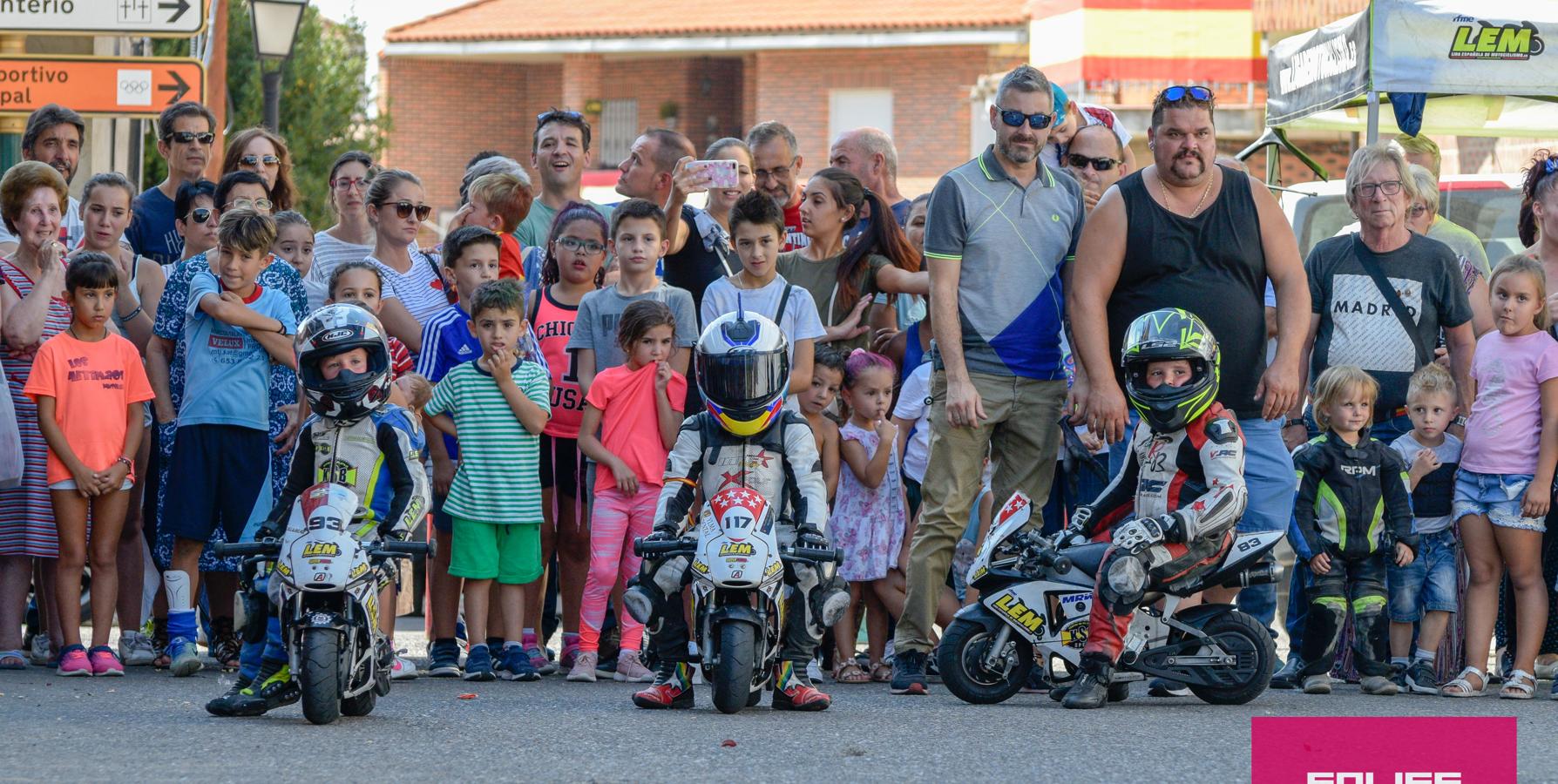 Exhibición del moto club Dara con los más pequeños de Pantoja