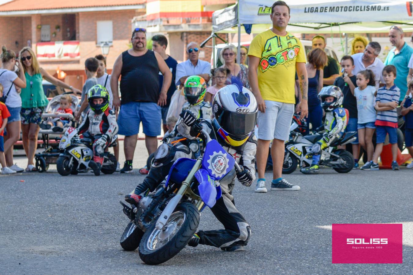 Exhibición del moto club Dara con los más pequeños de Pantoja