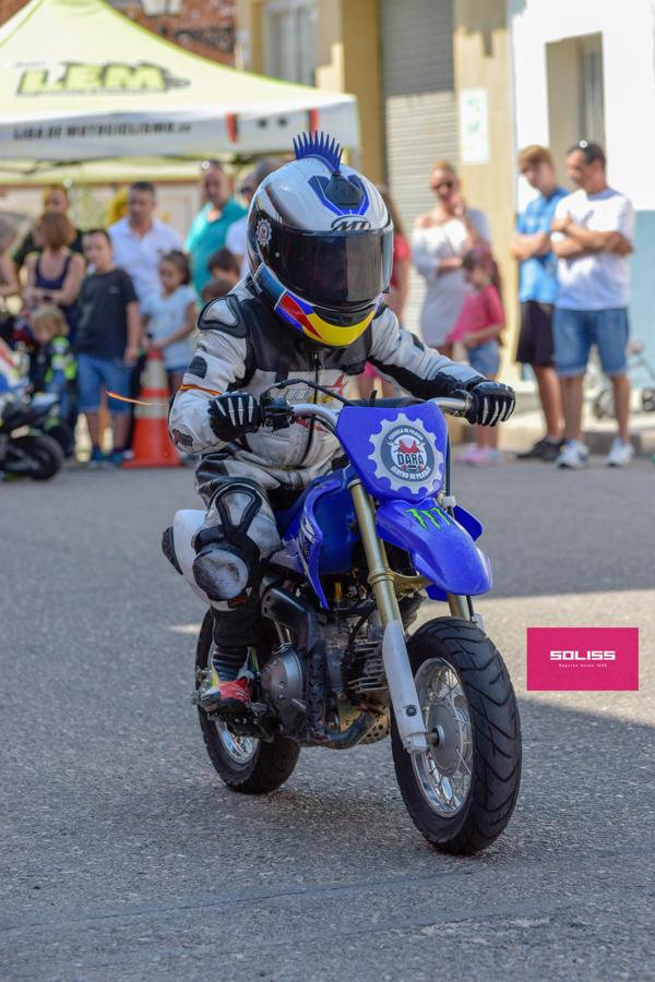 Exhibición del moto club Dara con los más pequeños de Pantoja